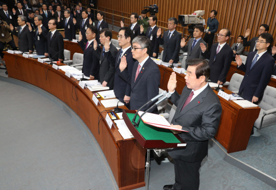 2차 기관보고 열린 '최순실 국조특위'      (서울=연합뉴스) 김현태 기자 = 5일 오전 국회에서 열린 '박근혜 정부의 최순실 등 민간인에 의한 국정농단 의혹 사건 진상 규명을 위한 국정조사 특별위원회' 2차 기관보고에서 대통령비서실과 경호실, 국가안보실 등 청와대와 기획재정부, 교육부 수장들이 증인선서를 하고 있다. 2016.12.5      mtkht@yna.co.kr  (끝)
